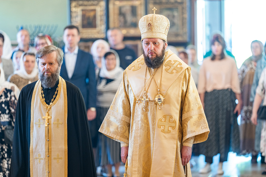 Божественная литургия в Никольском храме посёлка Володарского Ленинского г.о. в день перенесения мощей святителя Николая Чудотворца